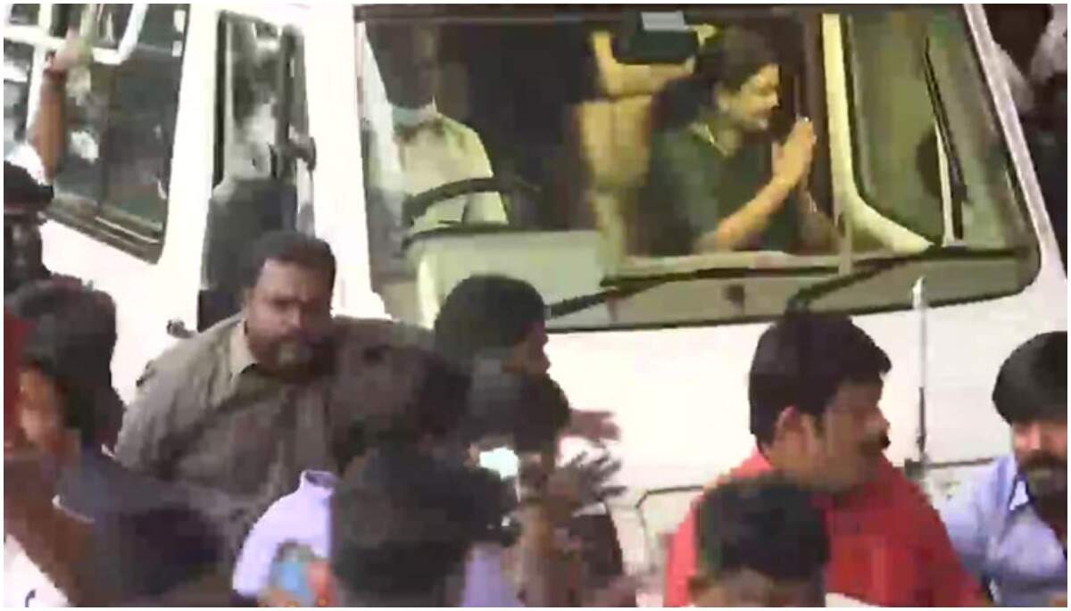 'ஜெயலலிதா சென்ற அதே வாகனத்தில்'... சுற்றுப் பயணம் மேற்கொள்ளும் சசிகலா!