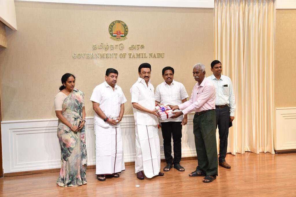 மதுரை நூலகங்களுக்கு புத்தகங்களை வழங்கினார் முதல்வர் ஸ்டாலின்