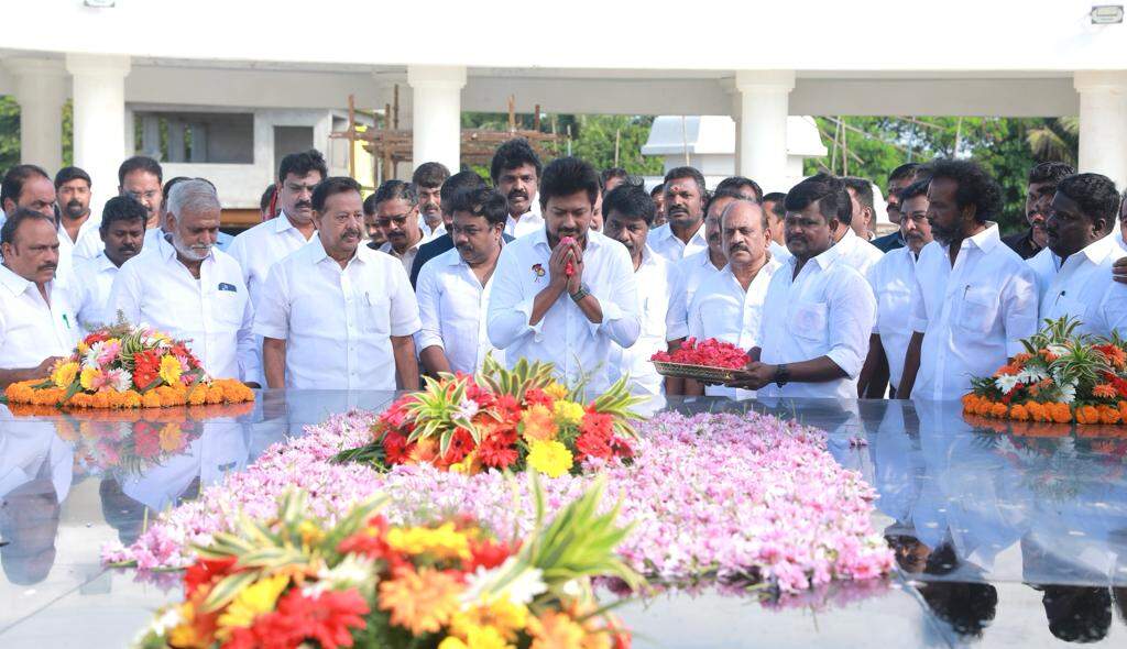 அண்ணா மற்றும் கலைஞர் நினைவிடத்தில் அமைச்சர் உதயநிதி ஸ்டாலின் மரியாதை