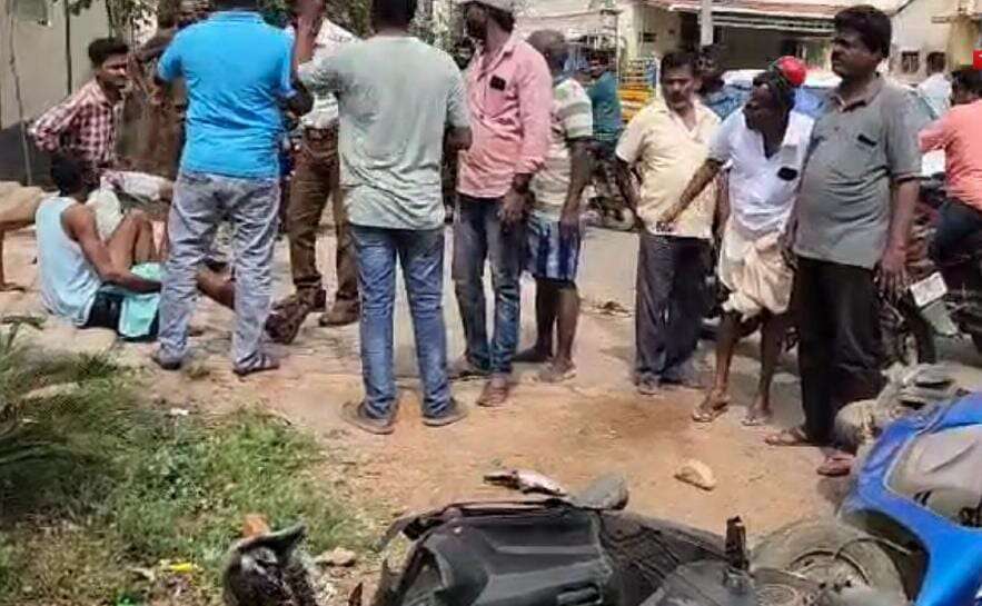 காரைக்குடியில் பட்டப்பகலில் இளைஞர் வெட்டிக்கொலை- மர்ம கும்பல் வெறிச்செயல்