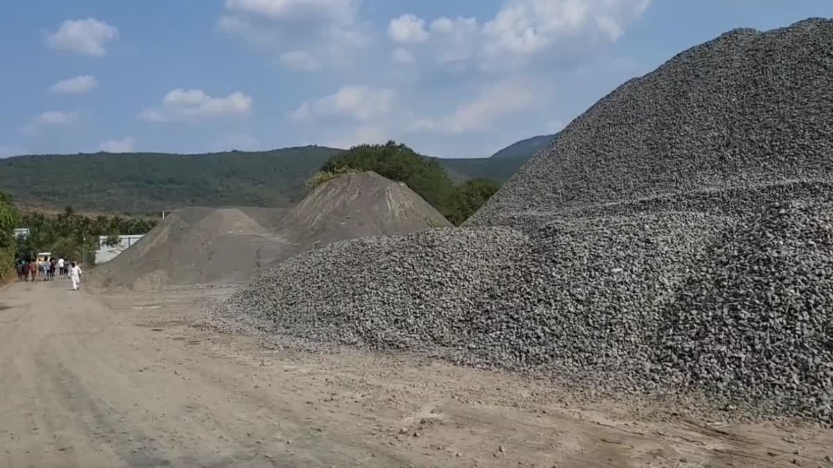 திண்டுக்கல்லில் பரபரப்பு: 10 நாட்களாக தேடப்பட்ட இளைஞர் குவாரிக்குள் சடலமாக கண்டெடுப்பு..!