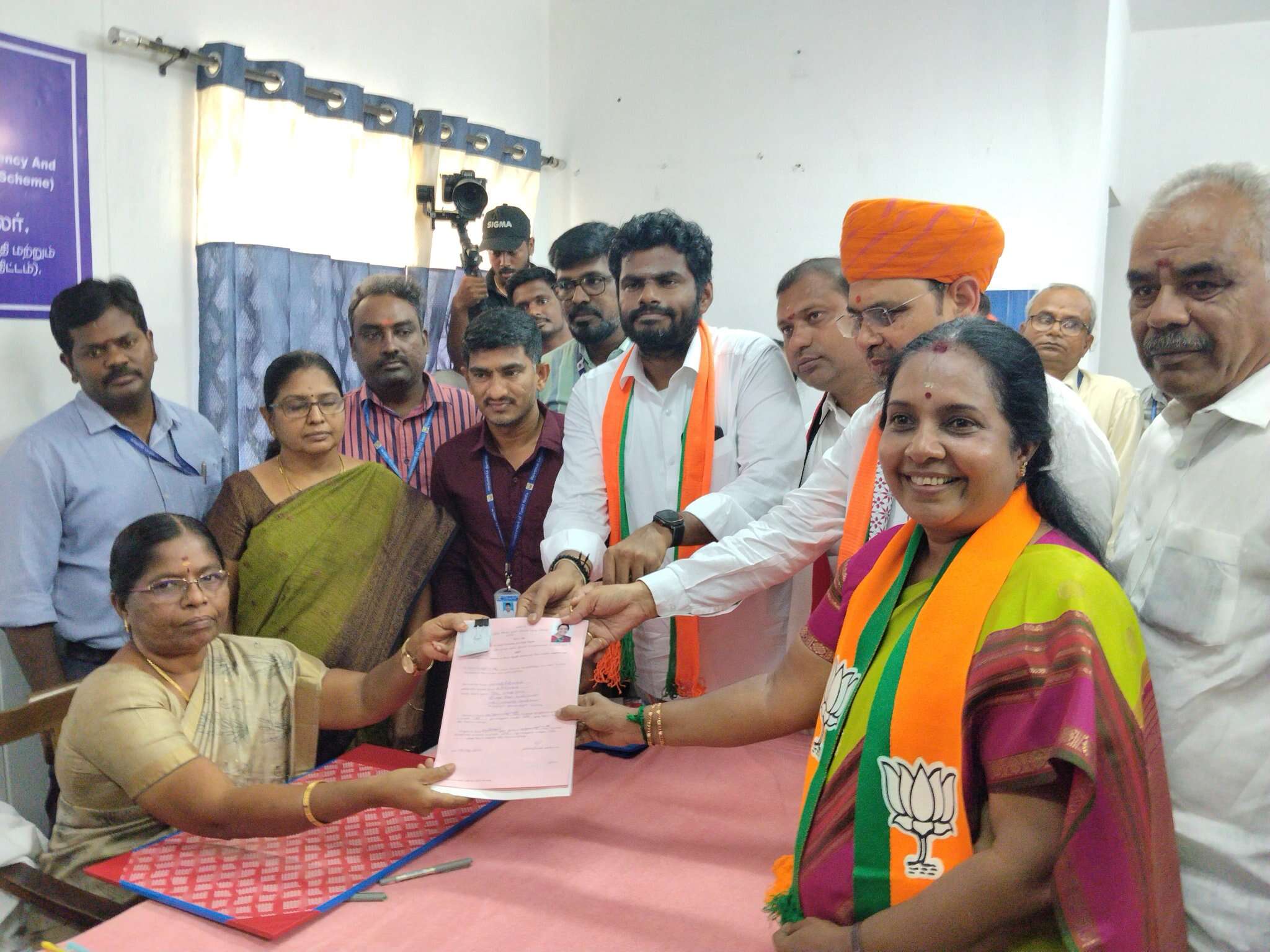 கோவை வடக்கு தொகுதி பா.ஜ.வேட்பாளர் வானதி சீனிவாசன் வேட்பு மனு தாக்கல்..!