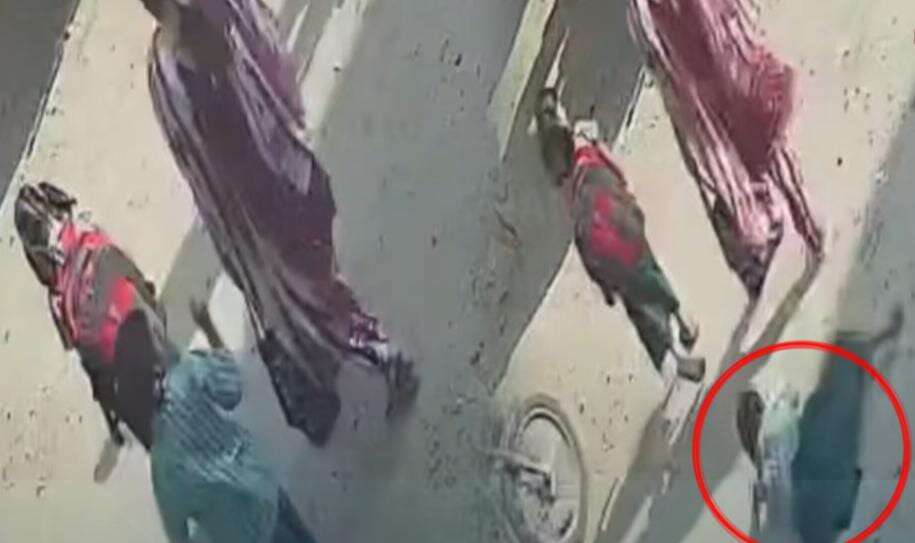 அதிர்ச்சி சம்பவம்! பாதாள சாக்கடையில் சிக்கிய சிறுமியின் கால்!