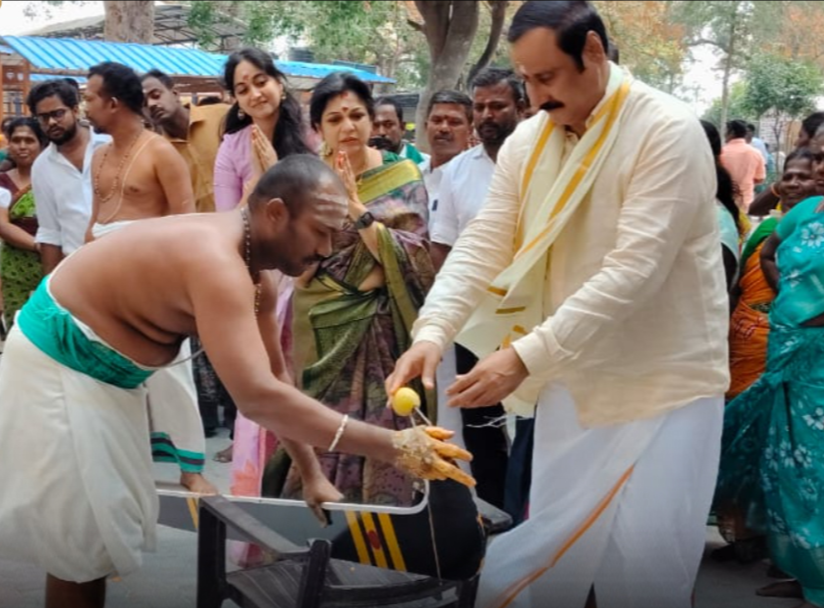 கட்சி என்கிட்ட வந்துட்டு... பதினெட்டாம்படி கருப்பண்ணசாமிக்கு அரிவாள் காணிக்கை செலுத்திய அன்புமணி