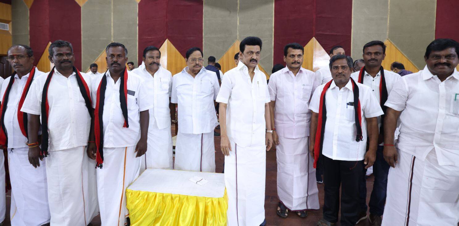 குளித்தலை அதிமுக நிர்வாகிகள் திமுகவில் இணைந்தனர்