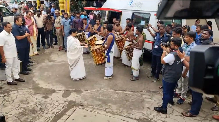 செண்டை மேளம் வாசித்த மம்தா பானர்ஜி.. இணையத்தில் வைரலாகும் வீடியோ..