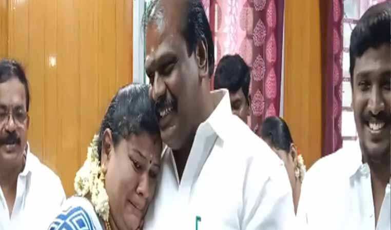 பரமக்குடியில் 53 ஆண்டுகளுக்கு பின்னர் திமுக - கணவரின் நெஞ்சில் சாய்ந்து மனைவி ஆனந்தக்கண்ணீர்