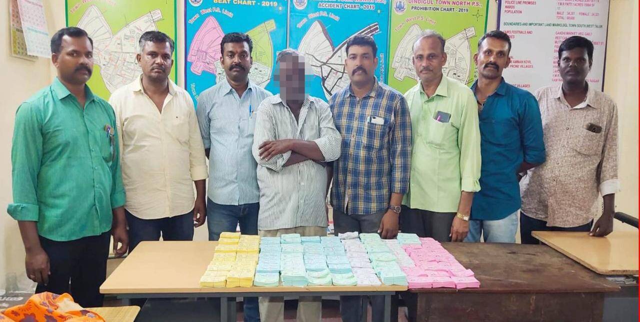 திண்டுக்கல்லில் தடை செய்யப்பட்ட லாட்டரி சீட்டுகள் கடத்திய நபர் கைது... ரூ.17.96 லட்சம் மதிப்பிலான லாட்டரி சீட்டுகள் பறிமுதல்!