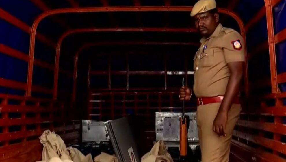 இடைத்தேர்தல் - வாக்குச்சாவடிக்கு கொண்டு செல்லப்படும் வாக்குப்பதிவு இயந்திரங்கள்!