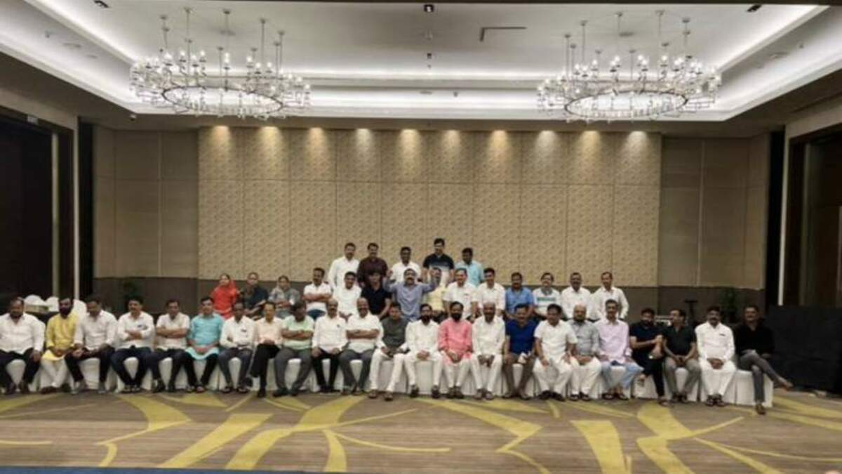 நாங்கள் தான் ஏக்நாத் ஷிண்டேவை இந்த நடவடிக்கை எடுக்க வற்புறுத்தினோம்.. உத்தவுக்கு கடிதம் எழுதிய கிளர்ச்சி எம்.எல்.ஏ.க்கள்