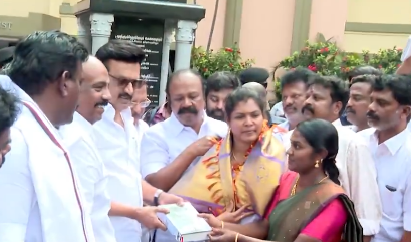 துண்டு துண்டாக உடையும் அதிமுக! திமுகவில் இணைந்த மருது அழகுராஜ் ஆதரவாளர்கள்