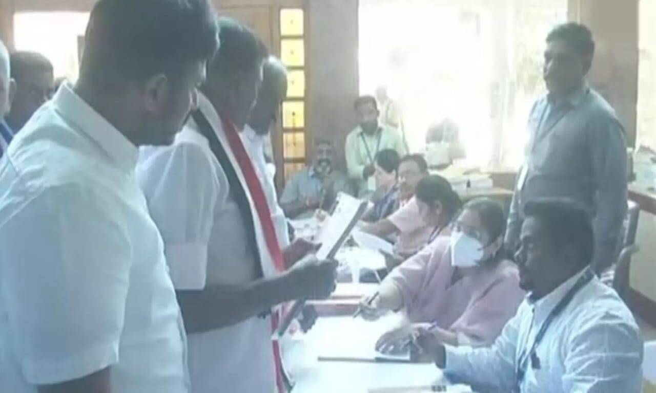 ஈரோடு கிழக்கு தொகுதி இடைத்தேர்தல் - அதிமுக வேட்பாளர் தென்னரசு வேட்புமனு தாக்கல்