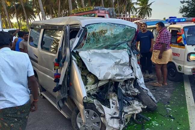 கோவை அருகே கார் மீது லாரி மோதி விபத்து - தந்தை, மகன் பலி!