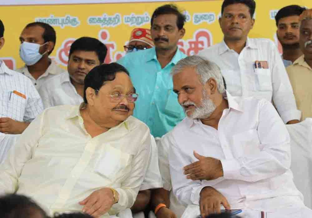 பக்தர்களை கொந்தளிக்க வைத்த அமைச்சர்கள்