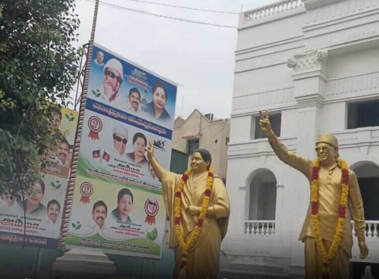 அதிமுக அலுவலகத்தில் ஓபிஎஸ் புகைப்படங்களுடன் கூடிய பேனர்கள் அகற்றம்!!