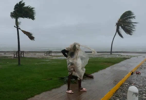 கியூபா நோக்கி நகர்கிறது மெலிசா சூறாவளி...6 லட்சம் மக்கள் வெளியேற்றம்.!!