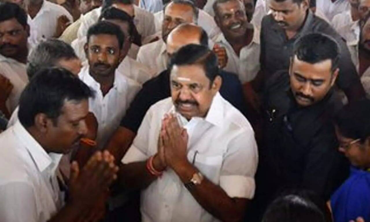 அதிமுக மாவட்ட செயலாளர்கள் கூட்டம் தொடங்கியது - எடப்பாடி பழனிசாமிக்கு உற்சாக வரவேற்பு