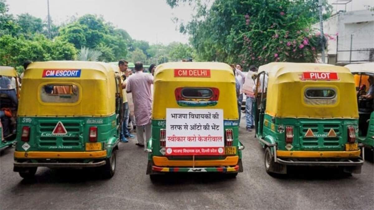 குஜராத் ஆட்டோ பயணம் விவகாரம்... அரவிந்த் கெஜ்ரிவாலுக்கு பா.ஜ.க. 5 ஆட்டோக்கள் பரிசு