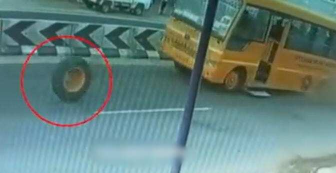 தனியார் பள்ளி வாகனத்தில் திடீரென கழன்று ஓடிய சக்கரம்... 10-க்கும் மேற்பட்ட மாணவர்களுக்கு லேசான காயம்!