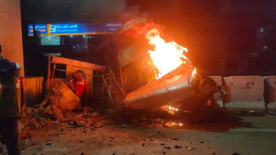 தாறுமாறாக காரை ஓட்டிய பிளஸ் 2 மாணவன்- ஒருவர் பலி