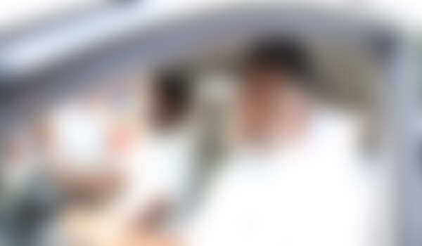 மாஜி முதல்வரை காரை விட்டு இறங்கவிடாமல் துரத்திய மக்கள் - சென்னை பரபரப்பு