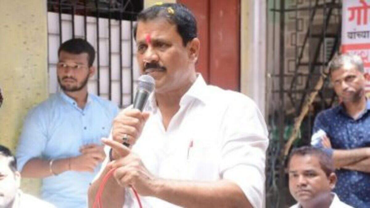 கைகளை உடைக்க முடியாவிட்டால், அவர்களின் கால்களை உடைத்து விடுங்கள்... சிவ சேனா எம்.எல்.ஏ. சர்ச்சை பேச்சு