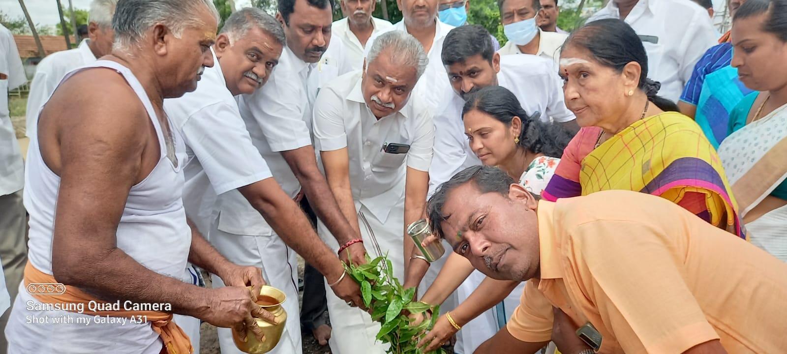 மொடக்குறிச்சியில் புதிய ரேஷன் கடை கட்டிடத்திற்கு அடிக்கல் நாட்டிய எம்எல்ஏ சரஸ்வதி!
