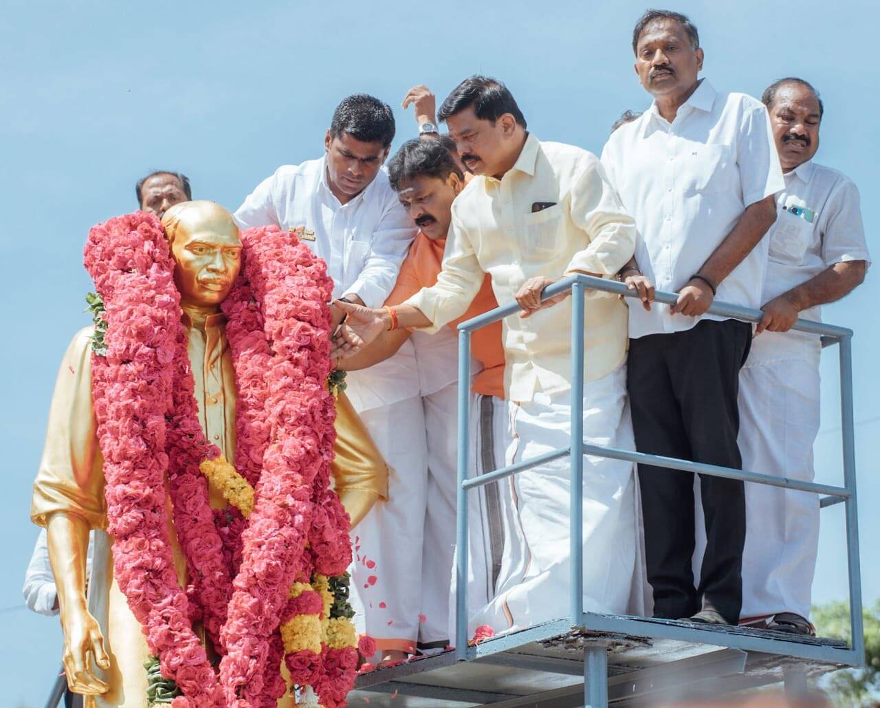 காமராஜர் சிலைக்கு தமிழக பாஜக தலைவர் அண்ணாமலை மரியாதை