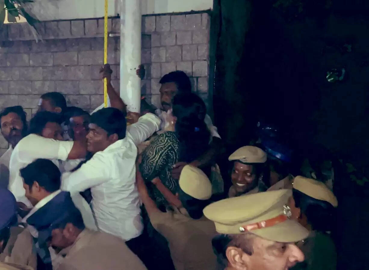 அண்ணாமலை வீட்டின் முன் இருந்த கொடிக்கம்பம் அகற்றம்