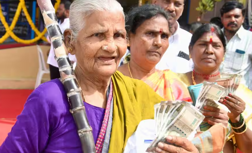 மக்களே இன்னும் பொங்கல் பரிசு வாங்கவில்லையா..? உடனே கடைக்கு போங்க..! இன்று தான் கடைசி நாள்..!