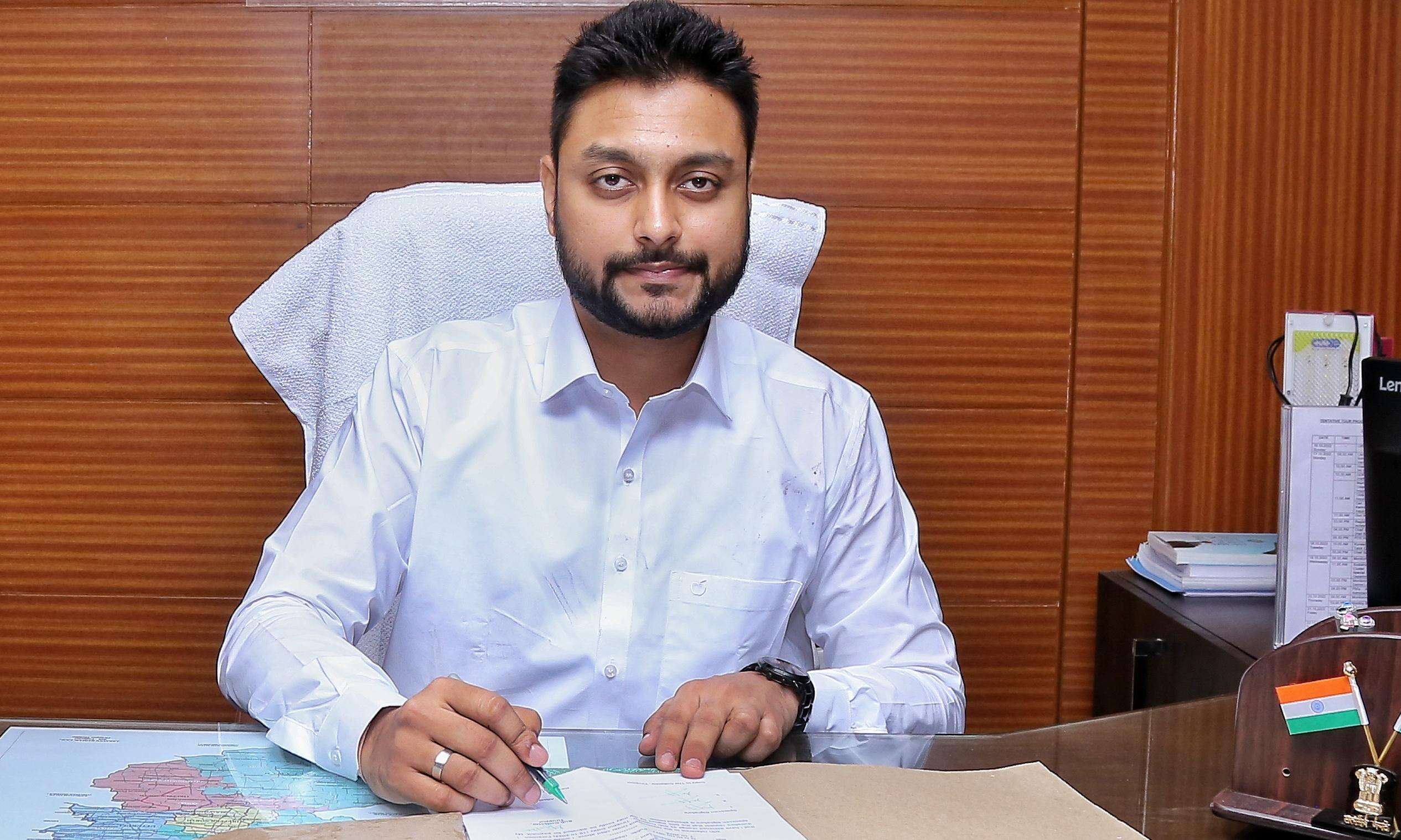 தூத்துக்குடி துணை ஆட்சியராக பொறுப்பேற்றார் நடிகர் சின்னி ஜெயந்தின் மகன்..