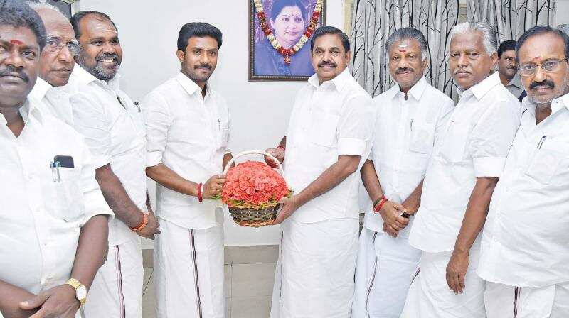 டிடிவி தினகரன், சசிகலா உள்ளிட்ட அனைவரும் இணைந்து பயணிக்க வேண்டும்- எம்.பி. ரவீந்திரநாத்