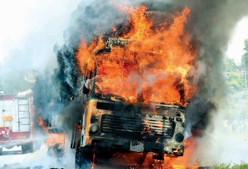 பஞ்சு ஏற்றி வந்த லாரியில் திடீர் தீ விபத்து - ஒட்டப்பிடாரத்தில் பரபரப்பு!!