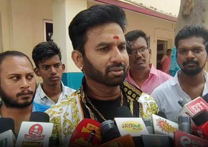 “பாலியல் தாக்குதலில் இருந்து நாம்தான் பாதுகாப்பாக இருக்க வேண்டும்”- கூல் சுரேஷ்