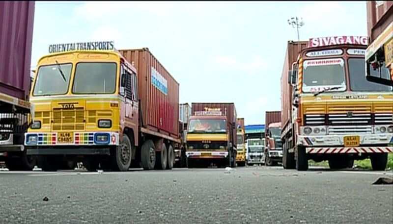 கண்டெய்னர் லாரிகளுக்கு FC கட்டணம் ரூ.3000-லிருந்து 28,000-ஆக உயர்வு