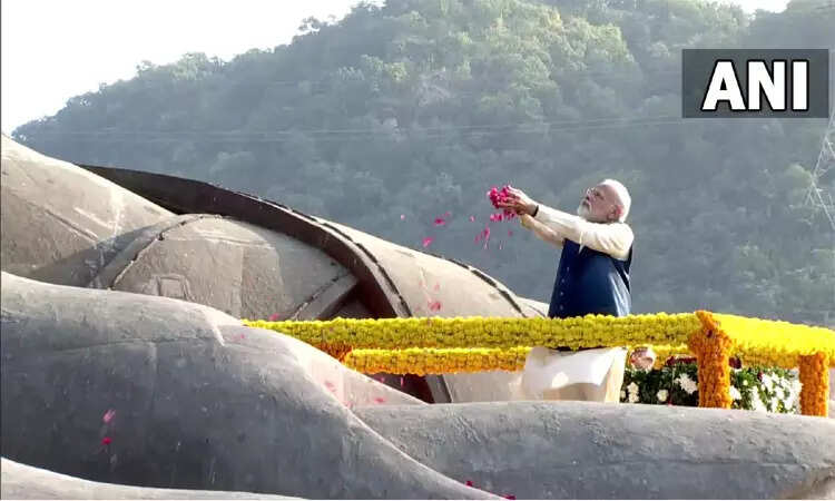 தேசிய ஒற்றுமை தினம் : படேல் சிலைக்கு மரியாதை செலுத்திய பிரதமர் மோடி..