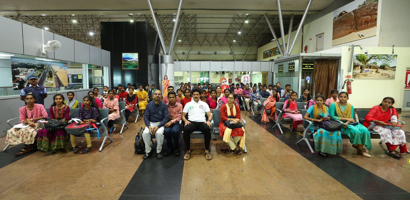 அரசு பள்ளி மாணவர்களுடன் அமைச்சர் அன்பில் மகேஷ் துபாய் பயணம்