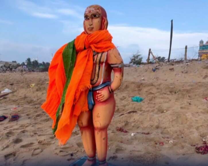 திருச்செந்தூர் கடற்கரையில் எழுந்தருளிய பழனி முருகன் சிலை- பக்தர்கள் ஆச்சர்யம்