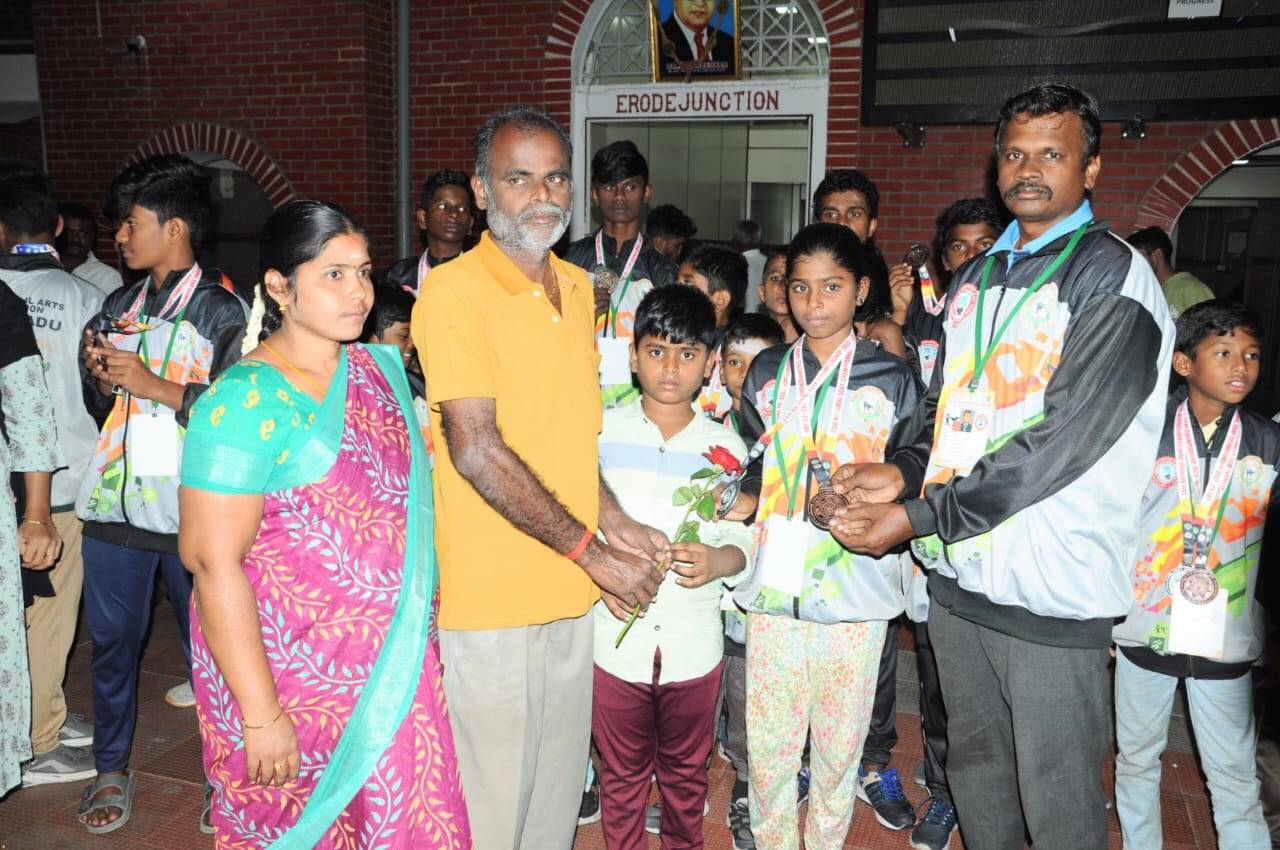 தேசிய அளவிலான உறைவாள் வீச்சு போட்டியில் தங்கம் வென்று திரும்பிய அரசுப்பள்ளி மாணவர்களுக்கு உற்சாக வரவேற்பு!
