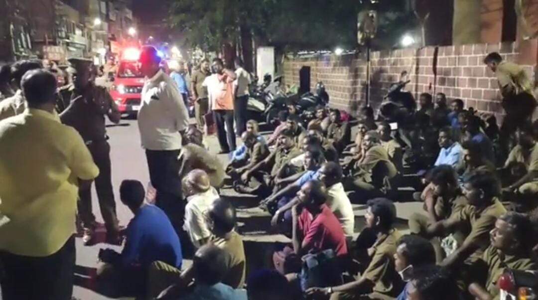 அரசுப்பேருந்து ஒட்டுநர் மீது வழக்குப்பதிவு ; போக்குவரத்து காவல் நிலையத்தை முற்றுகையிட்டு தொமுச தொழிற்சங்கத்தினர் ஆர்ப்பாட்டம்!