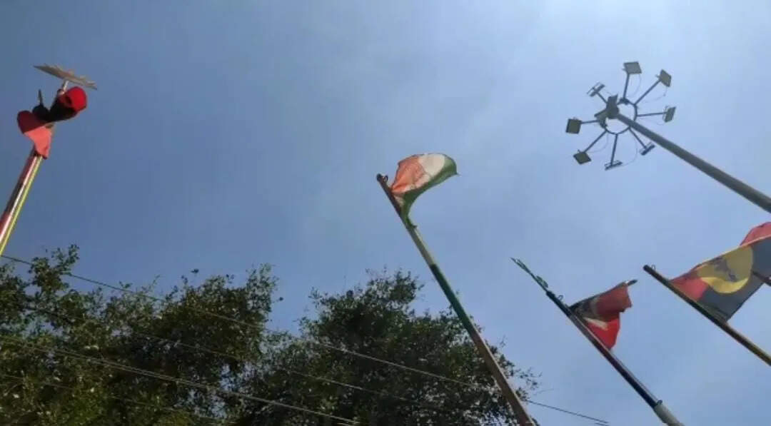 பொது இடங்களில் கட்சிக் கொடிக்கம்பங்கள்- இறுதி கெடு விதித்த ஐகோர்ட்