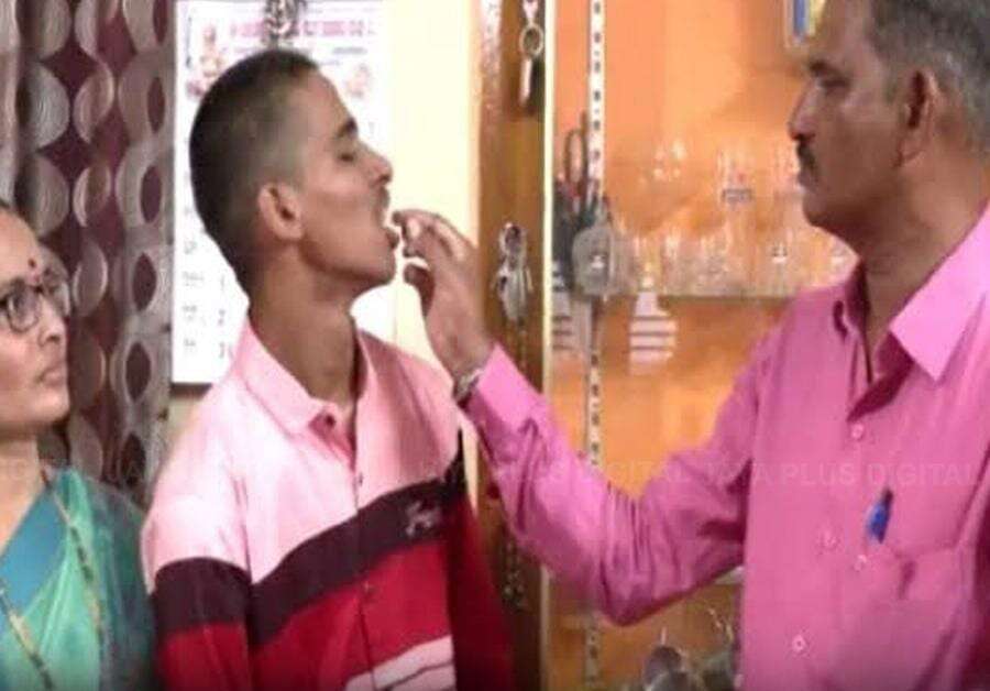 பத்தாம் வகுப்பு பொதுத்தேர்வில் மகன் தோல்வி...! கேக் வெட்டி கொண்டாடிய பெற்றோர்!