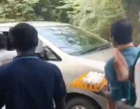 ஓட்டுக் கேட்க வந்த பாஜக வேட்பாளருக்கு அதிமுக கிளை செயலாளர் முட்டை வீச்சு!