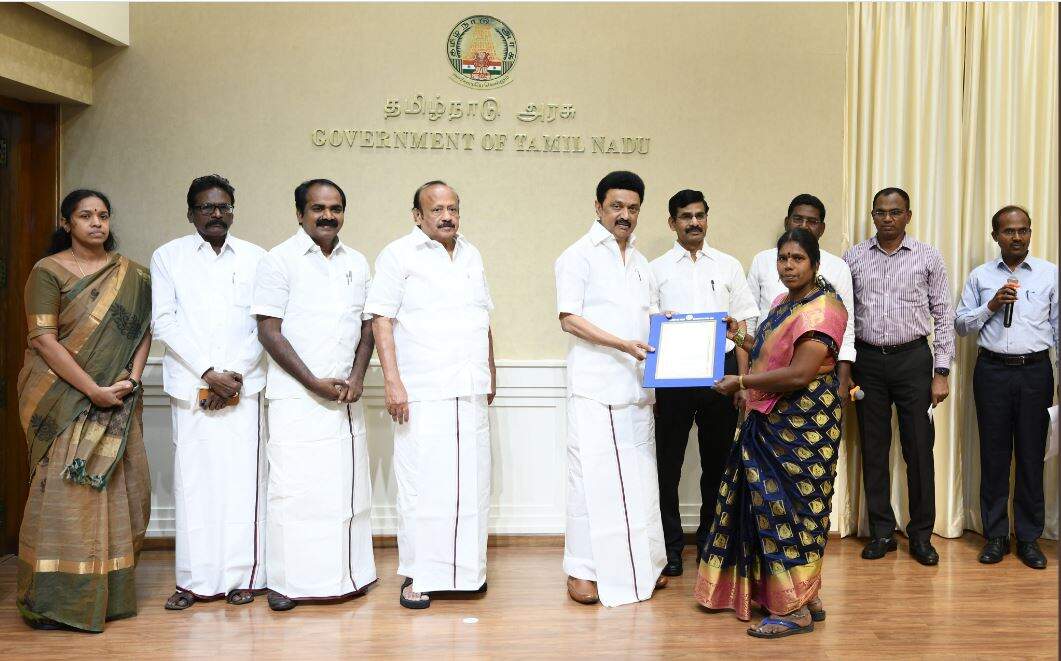 221 இலட்சம் விவசாயிகளுக்கு ரூ.318.30 கோடி இழப்பீட்டுத் தொகை!!