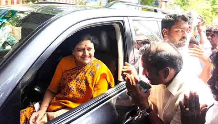 சாக்லெட் கொடுத்த சசிகலா!