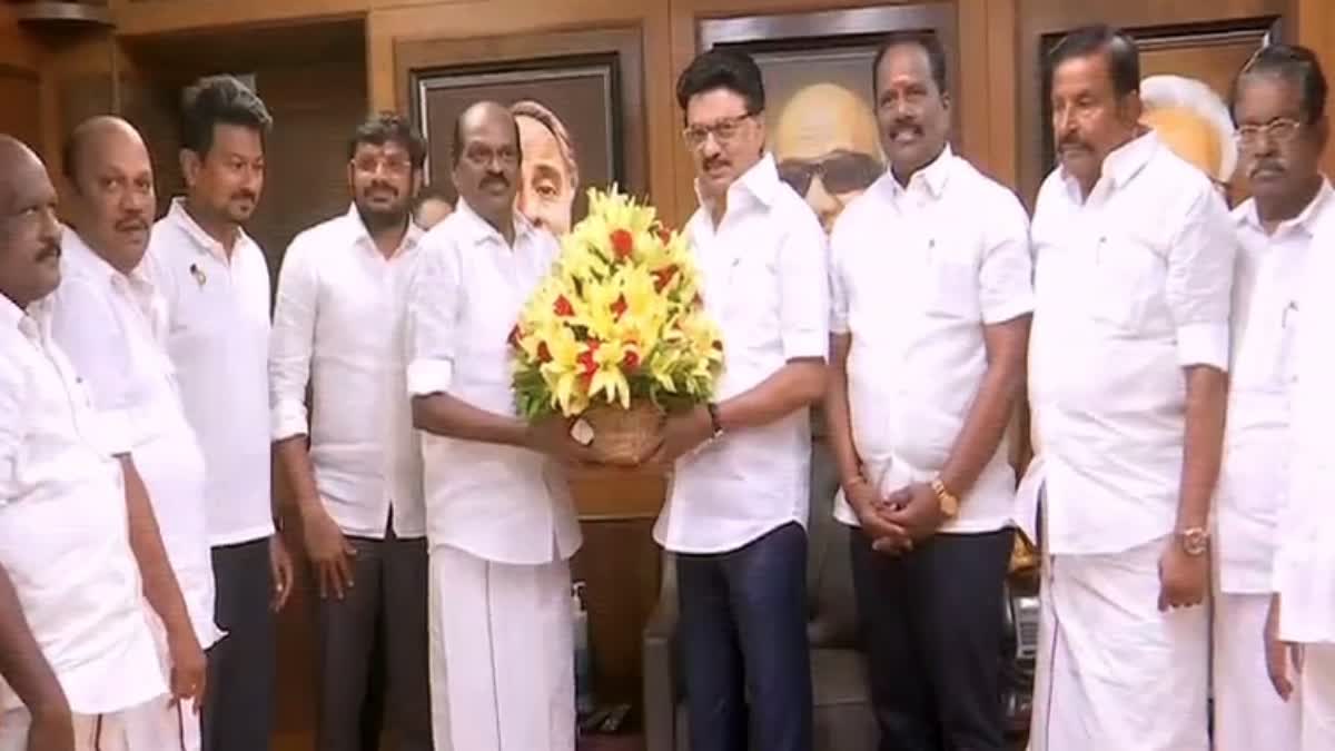 ஓபிஎஸ் தீவிர ஆதரவாளர் திடீரென திமுகவில் இணைந்தது ஏன்? வைத்திலிங்கம் விளக்கம்..!