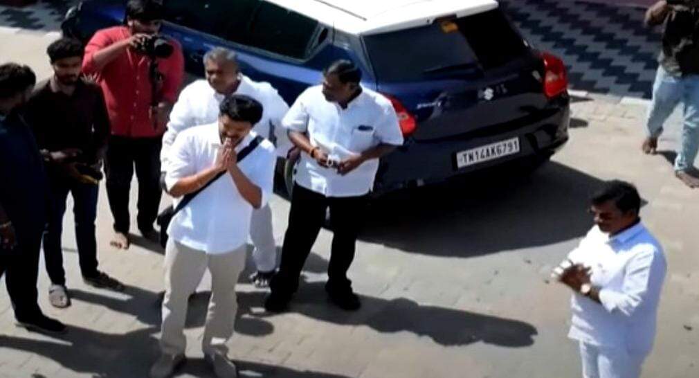 ஆலோசனை கூட்டத்தில் பங்கேற்க கட்சி அலுவலகத்திற்கு வந்தார் த.வெ.க தலைவர் விஜய்...