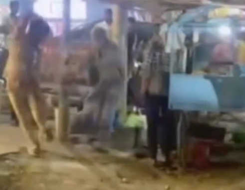 விபரீதத்தில் முடிந்த வாய் தகராறு- பள்ளி மாணவன் மீது கொதிக்கும் எண்ணையை ஊற்றிய கடைக்காரர்