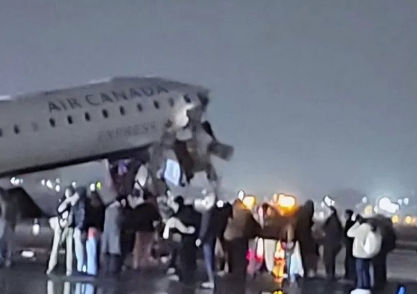 #BIG BREAKING : நேருக்கு நேர் மோதிய விமானம் மற்றும் தீயணைப்பு வாகனம்..!