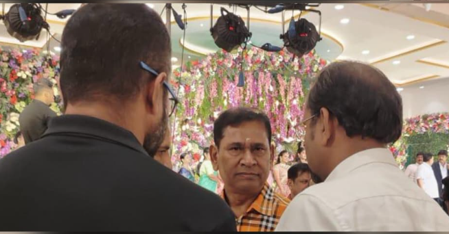 பிரபல தொழிலதிபரை சந்தித்த தவெக நிர்வாகி! திருமண நிகழ்ச்சியில் நடந்த அரசியல் உரையாடல்?